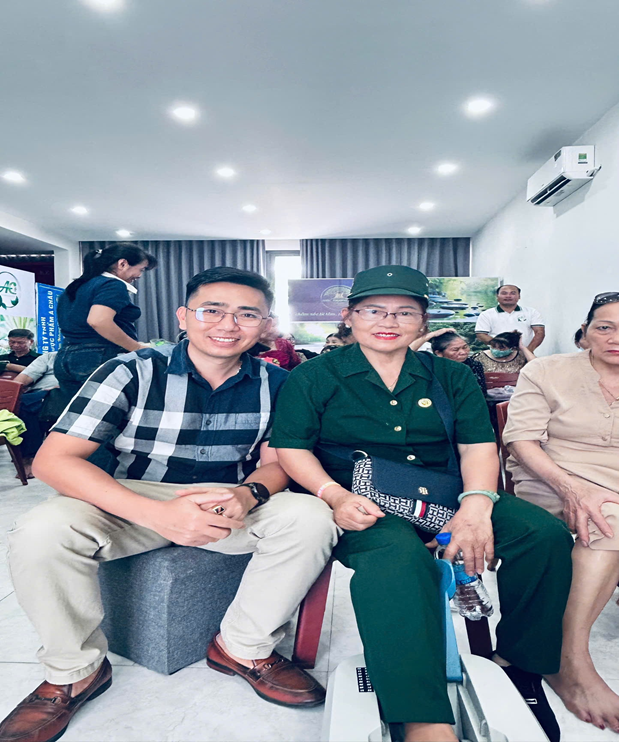 Hình ảnh ông Nguyễn Văn Minh hỗ trợ người cao tuổi tại câu lạc bộ 